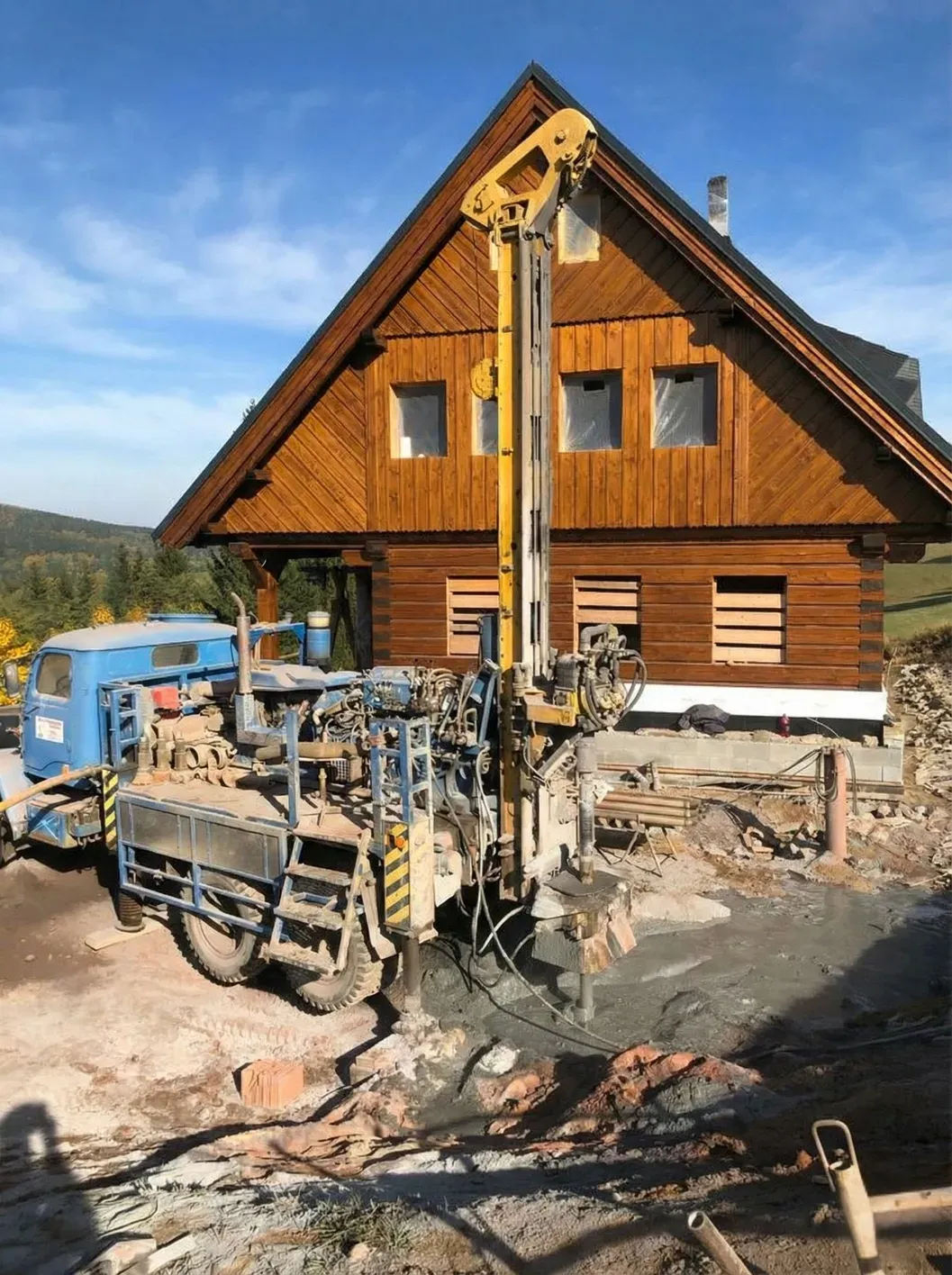 Vrtací auto POŽI zakládá vrt u novostavby dřevěného domu