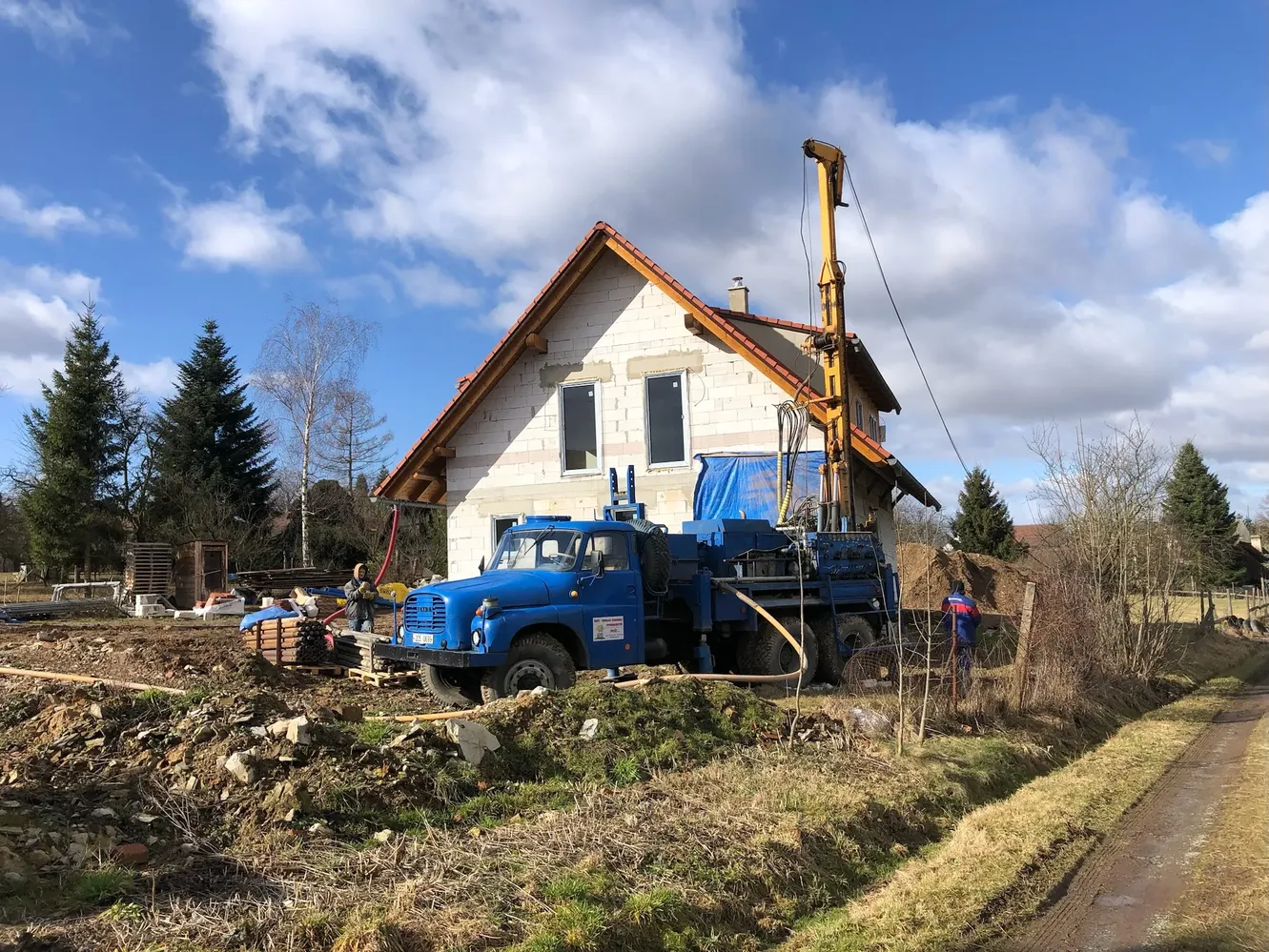 Geotermální vrtání u novostavby rodinného domu s Tatrou