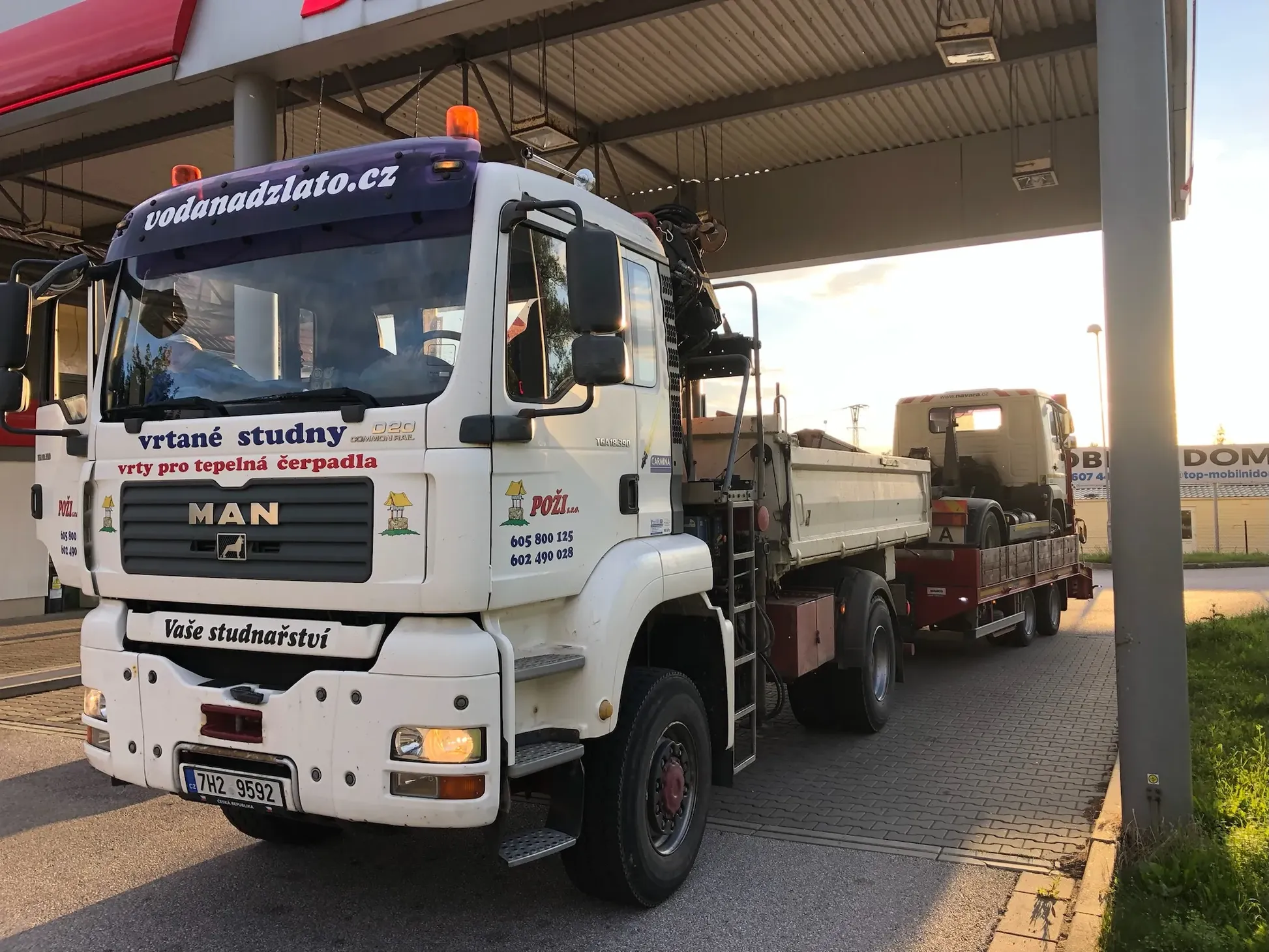 MAN s hydraulickou rukou tankuje při přepravě vrtné techniky POŽI