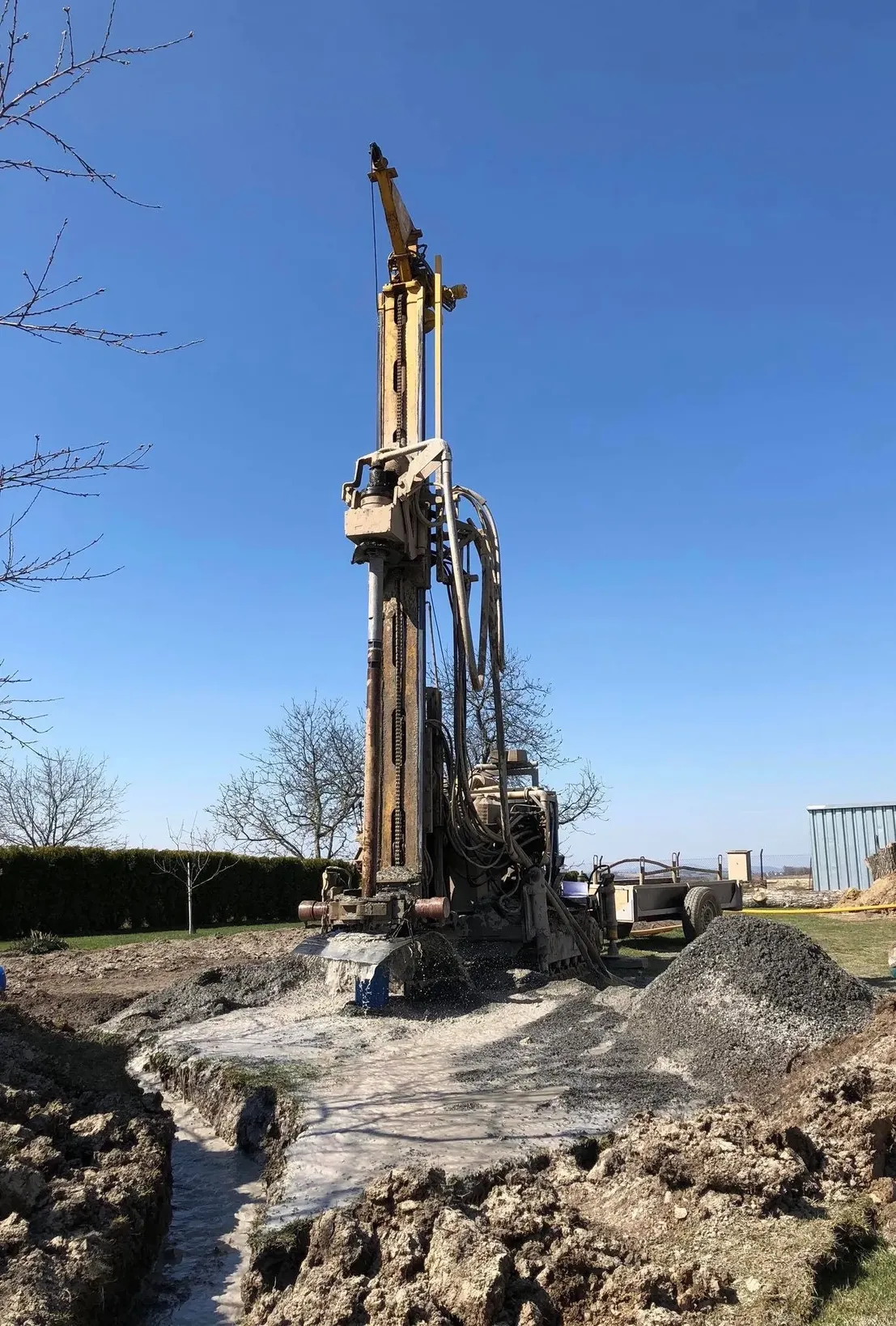 Vrtná souprava POŽI plní sondy bentonitem při vrtech pro tepelná čerpadla