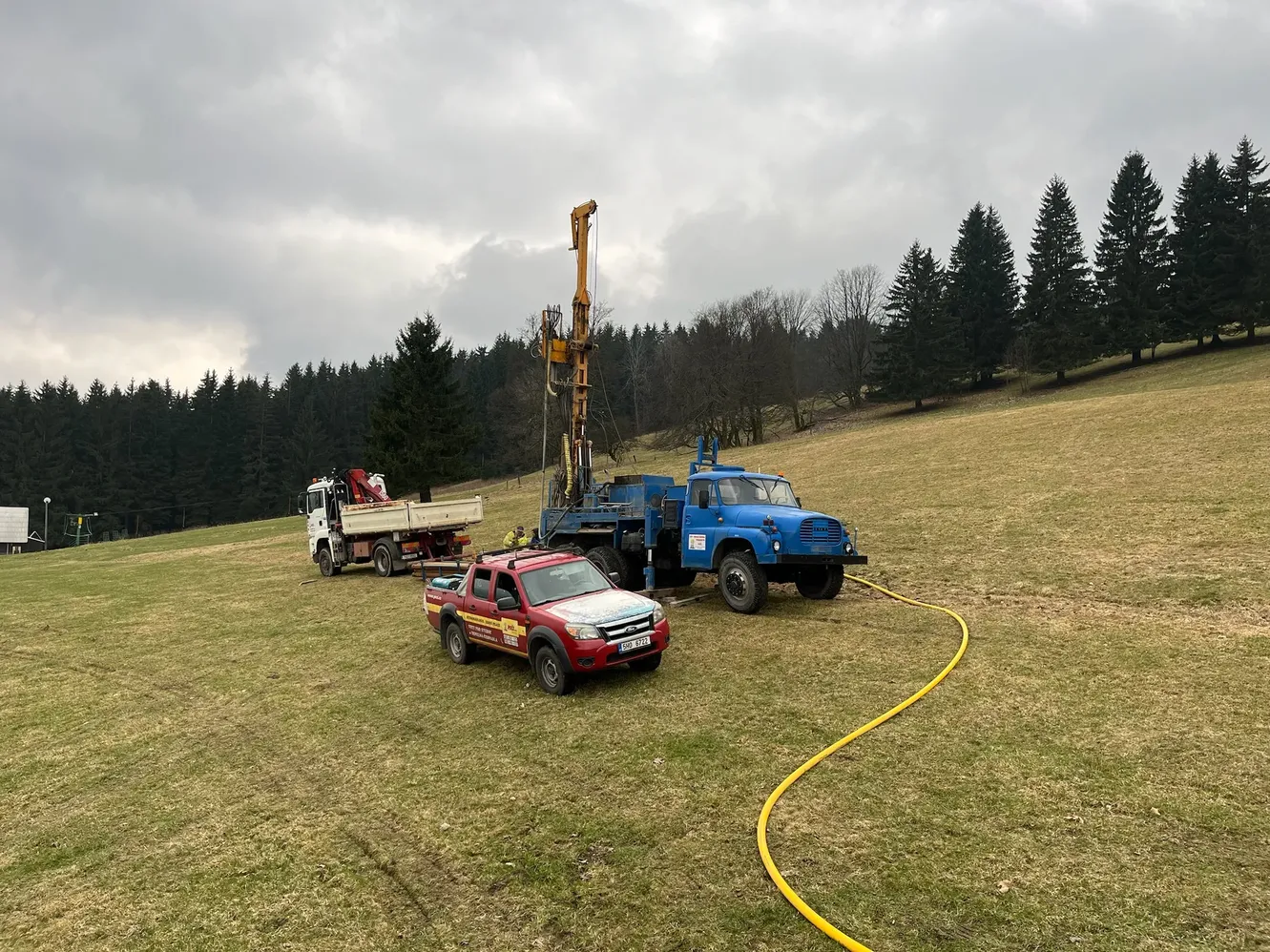 Flotila POŽI vrtá geotermální sondy na horské louce