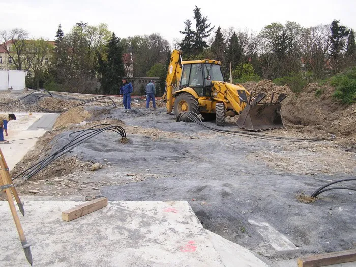 Zemní práce na vrtném poli pro kolektory tepelného čerpadla