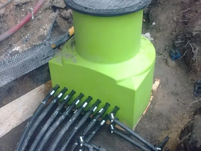 Rozdělovač geotermálních sond s vyvedenými PE okruhy